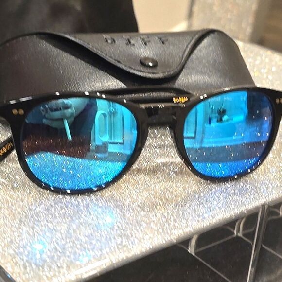 Diff Eyewear Maxwell Black/Blue Mirror Sunglasses - Picture 6 of 10